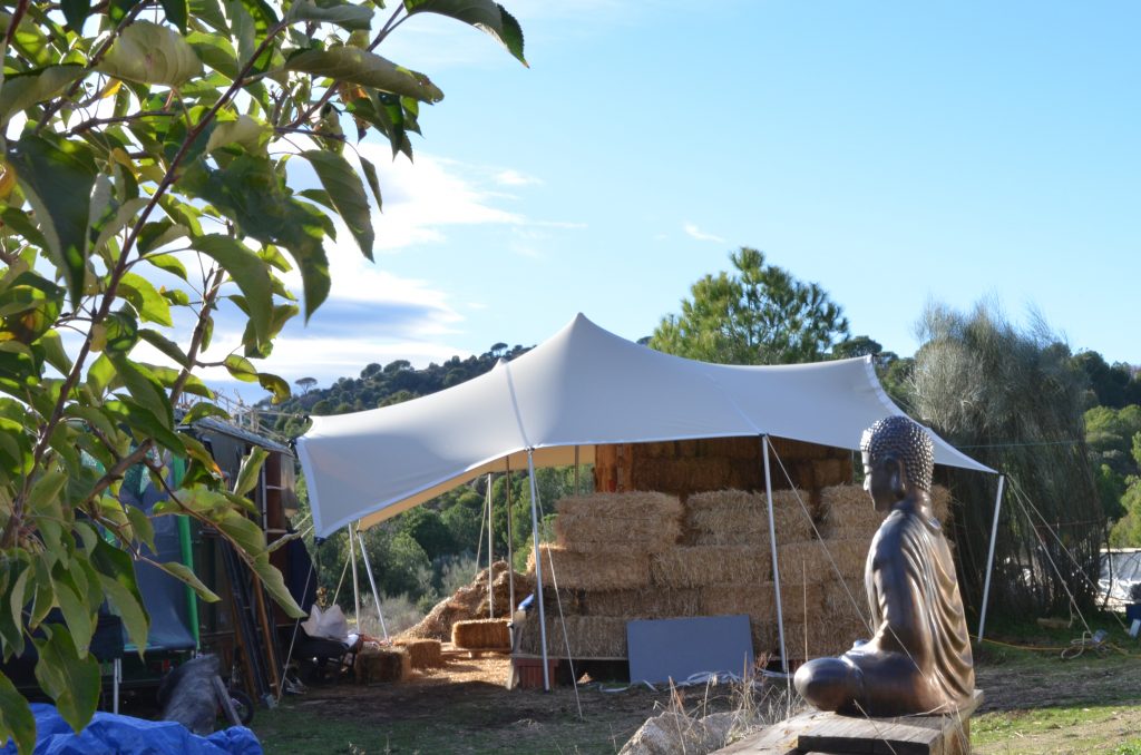 casa de paja, autoconstruccion con paja, bioconstruccion, casas de paja, como hacer una casa, casa de fardos de paja, casa de alpacas, casa natural, casa ecologica, casa sostenible, vida alternativa, curso autoconstruccion, como contruir con paja, ecoaldea, casas baratas, autosuficiencia