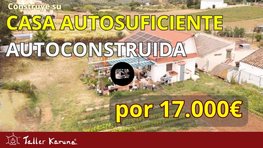 Eduardo frente a su casa autosuficiente construida con balas de paja en Sevilla. Vivienda ecológica de 100 m², bioclimática y construida por solo 17.000 euros.