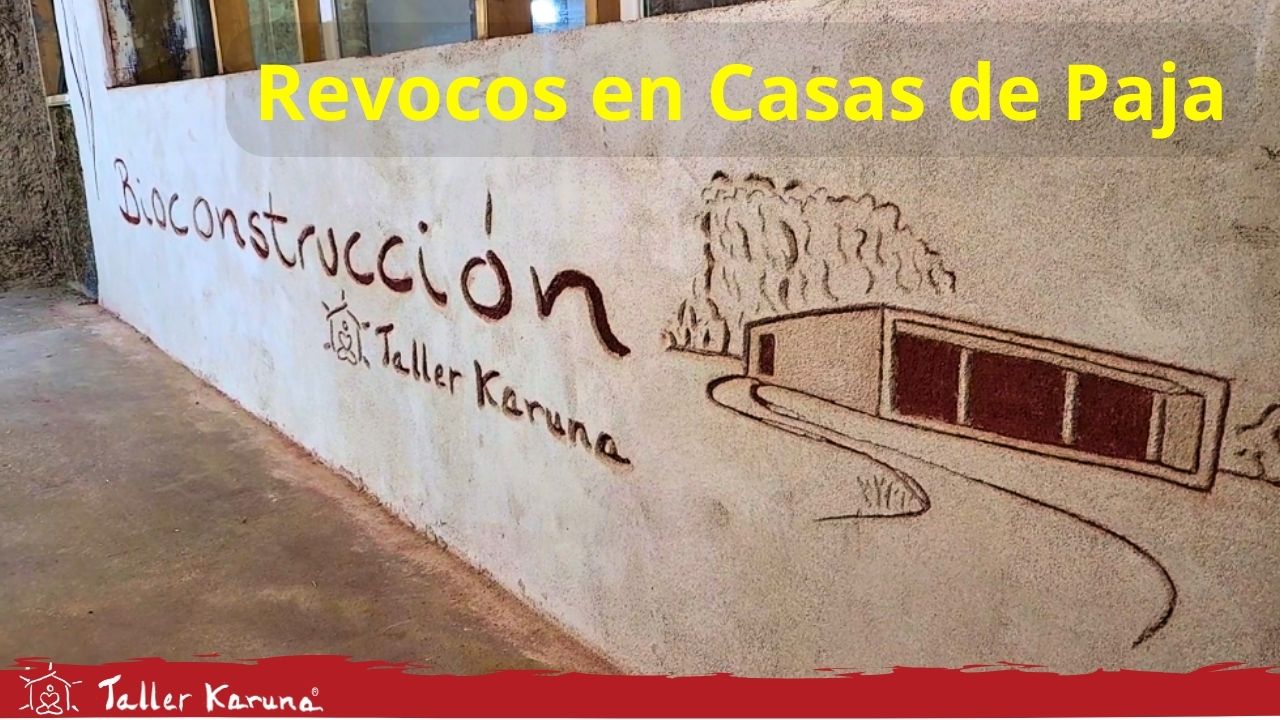 Alumnos aplicando revocos y acabados en casas de paja durante la formación de Taller Karuna.