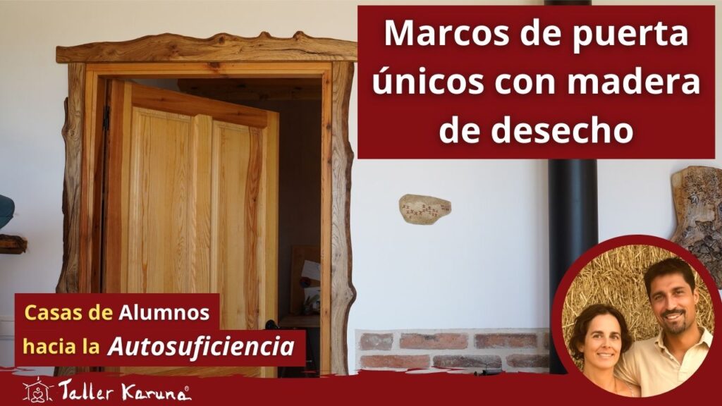 Marcos de puerta hechos con madera reciclada en una casa de paja de bioconstrucción